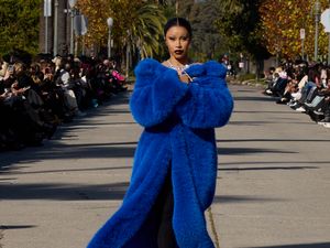 Foto: Debut Cardi B Jadi Model Balenciaga, Nyentrik Pakai Mantel Bulu