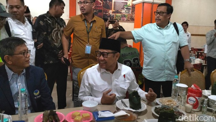 Cawapres nomor urut 1 Muhaimin Iskandar ngopi di Aceh Besar