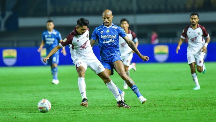 David da Silva berduel dengan pemain PSM Makassar di Stadion GBLA, Senin (4/12/2023).