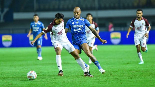 David da Silva berduel dengan pemain PSM Makassar di Stadion GBLA, Senin (4/12/2023).