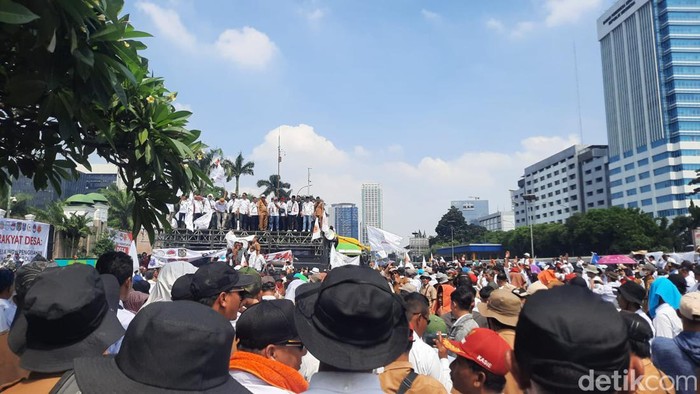 Demo Apdesi di depan DPR