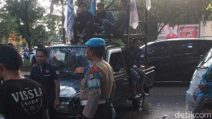 Demo di Jalan Letjen Hertasning Makassar.