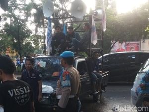 Demo Mahasiswa di Jalan Hertasning Makassar, Lalin Macet 1 Km