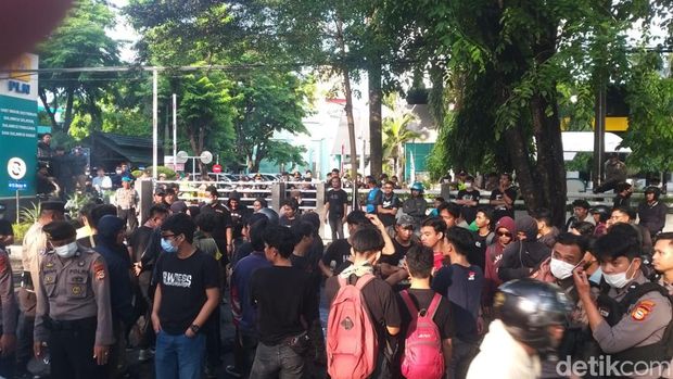 Demo di Jalan Letjen Hertasning Makassar.
