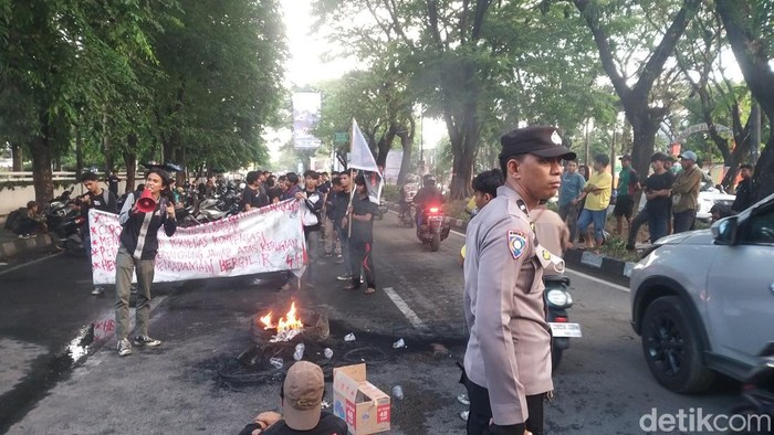 Demo mahasiswa dan buruh di Jalan Hertasning, Makassar, dibubarkan polisi akibat membuat macet. Sahrul Alim/detikSulsel