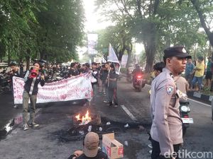 Polisi Bubarkan Massa Demo di Jalan Hertasning Makassar gegara Macet Parah
