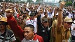 Demo Revisi UU Desa, Massa Apdesi Bakar Ban di Depan Gedung DPR