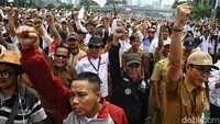 Mereka menuntut segera disahkan revisi UU Nomor 6 Tahun 2014 tentang Desa. Aksi berlangsung sejak pukul 09.00 WIB.
