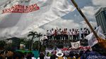 Demo Revisi UU Desa, Massa Apdesi Bakar Ban di Depan Gedung DPR