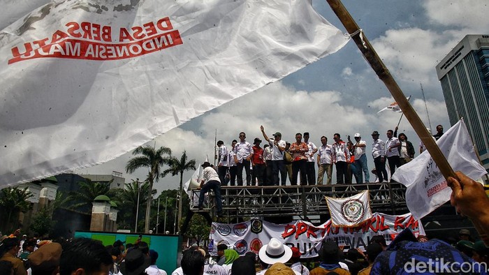 Demo Revisi UU Desa, Massa Apdesi Bakar Ban di Depan Gedung DPR Asosiasi Pemerintah Desa Seluruh Indonesia (APDESI) menggelar aksi unjuk rasa menuntut jabatan kepala desa 9 tahun, di depan Gedung DPR RI Jl Gatot Subroto Jakarta, Selasa (5/12/2023). Mereka membakar ban bekas di depan pagar DPR.