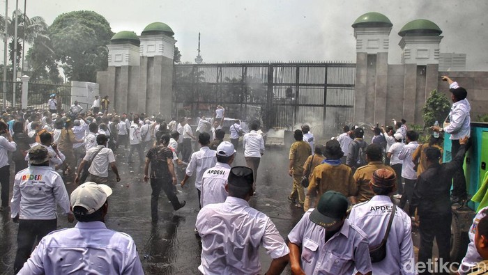 Demo Revisi UU Desa, Massa Apdesi Bakar Ban di Depan Gedung DPR Asosiasi Pemerintah Desa Seluruh Indonesia (APDESI) menggelar aksi unjuk rasa menuntut jabatan kepala desa 9 tahun, di depan Gedung DPR RI Jl Gatot Subroto Jakarta, Selasa (5/12/2023). Mereka membakar ban bekas di depan pagar DPR.