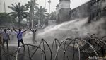 Demo Revisi UU Desa, Massa Apdesi Bakar Ban di Depan Gedung DPR