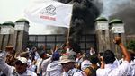 Demo Revisi UU Desa, Massa Apdesi Bakar Ban di Depan Gedung DPR
