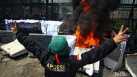 Terlihat asap hitam tebal membubung dari titik pembakaran di gerbang gedung DPR.