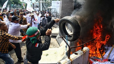 Demo Revisi UU Desa, Massa Apdesi Bakar Ban di Depan Gedung DPR