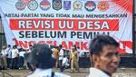 Demo Revisi UU Desa, Massa Apdesi Bakar Ban di Depan Gedung DPR