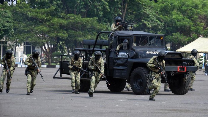 Demontrasi serangan kilat prajurit brigif 2 marinir Di depan Taruna Akademi Angkatan Laut (AAL) Tingkat 1 Angkatan 72, Regu Pandu Tempur Rupanpur (Rupanpur) Brigade Infanteri 2 Marinir melaksanakan serangan kilat di lapangan apel Kesatrian Marinir Sutedi Senaputra Karangpilang, Surabaya, Jawa Timur. Selasa (05/12/2023).