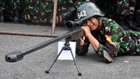 Peserta Taruna AAL Tingkat 1 Angkatan 72 berkesempatan mencoba mengenal persenjatan yang dimiliki oleh Marinir.