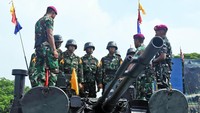 Selain menyaksikan demonstrasi serangan kilat, para Taruna juga diberi kesempatan untuk melihat secara langsung kesenjataan Korps Marinir yang sudah tergelar di lapangan apel Kesatrian Marinir Sutedi Senaputra, Karangpilang.
