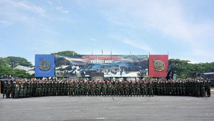 Di depan Taruna Akademi Angkatan Laut (AAL) Tingkat 1 Angkatan 72, Regu Pandu Tempur Rupanpur (Rupanpur) Brigade Infanteri 2 Marinir melaksanakan serangan kilat di lapangan apel Kesatrian Marinir Sutedi Senaputra Karangpilang, Surabaya, Jawa Timur. Selasa (05/12/2023).