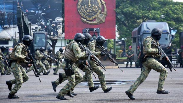 Di depan Taruna Akademi Angkatan Laut (AAL) Tingkat 1 Angkatan 72, Regu Pandu Tempur Rupanpur (Rupanpur) Brigade Infanteri 2 Marinir melaksanakan serangan kilat di lapangan apel Kesatrian Marinir Sutedi Senaputra Karangpilang, Surabaya, Jawa Timur. Selasa (05/12/2023).