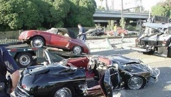 Truk yang mengangkut beberapa Porsche tua tercebak di rel dan dihantam kereta, Hitung sendiri kerugiannya... Foto: Boredpanda
