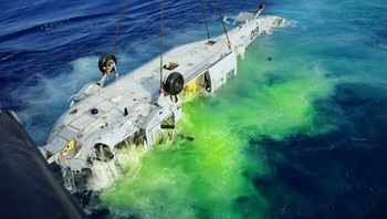 Sikorsky MH-60s seharga Rp 434 miliar jatuh ke laut. Foto: Boredpanda
