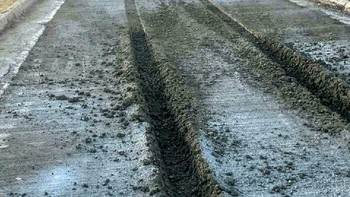 Siap-siap menguras tabungan untuk memperbaikin jalan ini. Foto: Boredpanda