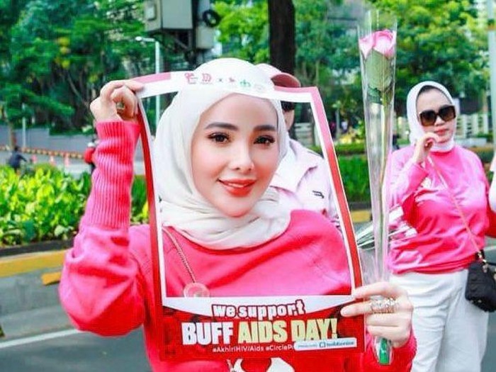 Devita Rusdy bagi-bagi bunga di CFD.