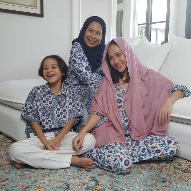 Syukur alhamdulillah, putri tercintaku Bunga telah menikah dengan Tiko. Anugerah terindah dari Allah SWT, untuk dicintai, diperhatikan, dan menjadi ayah bagi Noah. Amin, tulisnya Dida Sinclair, sebagai caption dalam Bahasa Inggris pada 4 Desember. Foto: dok. Instagram @dida_sinclair
