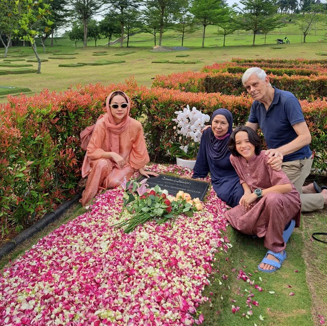 Selama ini, Dida Sinclair cukup rutin datang ke Indonesia untuk mengunjungi makam putranya Ashraf sekaligus merayakan ulang tahun cucunya Noah. BCL pun selalu menemani mantan mertuanya. Foto: dok. Instagram @dida_sinclair