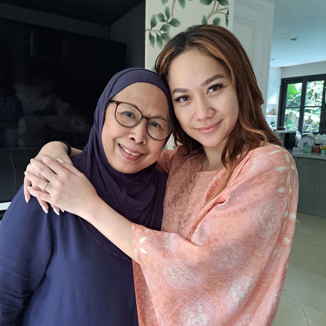 Sosok Dida Sinclair, ibu dari Ashraf Sinclair tengah menjadi sorotan publik. Wanita asal Malaysia itu turut hadir dalam pernikahan Bunga Citra Lestari dan Tiko Aryawardhana di Bali pada 2 Desember. Foto: dok. Instagram @dida_sinclair