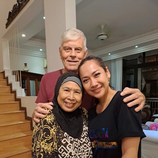 BCL dan Tiko Aryawardhana pun sungkem kepada kedua orang tua Ashraf Sinclair saat acara pernikahan berlangsung. Keduanya duduk bersimpuh di hadapan Mohamed Anthony John Sinclair dan Dida Sinclair. Foto: dok. Instagram @dida_sinclair