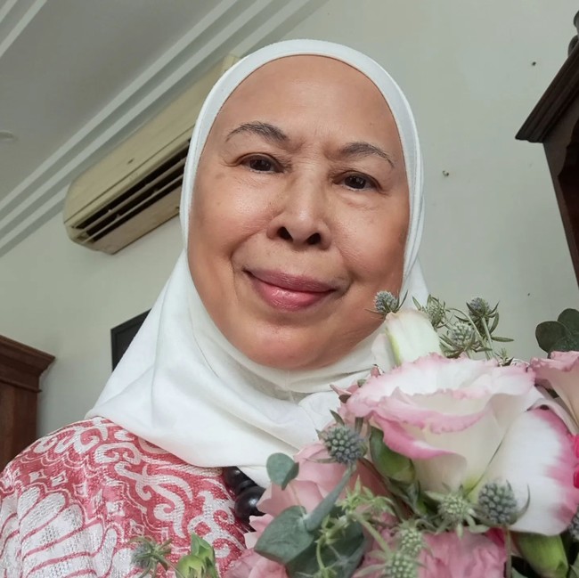 Unggahan Instagram Dida Sinclair sontak dibanjiri komentar netizen Indonesia yang terharu. Pemilik nama asli Khadijah Abdul Rahman ini disebut-sebut sebagai mertua idaman dan memiliki hati seluas samudera. Foto: dok. Instagram @dida_sinclair