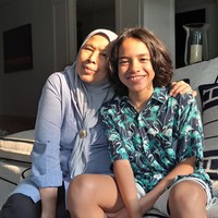 “ternyata alm asraf punya keluarga berhati emas..ga heran anakny kayak asraf..sehat2 umi❤️” “Yaallah berikan mertua ku seperti ini ya allah aminn🙏🙏🙏❤️” “MasyaAllah terharu banget 🥹 benar2 ibu Mertua panutan 🙏 Sudah menganggap Bunga sbg anak sendiri 🫶” “Hati Ummi seluas samudra....😍😍 Semoga selalu sehat,” komentar sejumlah netizen Indonesia di bawah unggahan Instagram ibu Ashraf. Foto: dok. Instagram @dida_sinclair