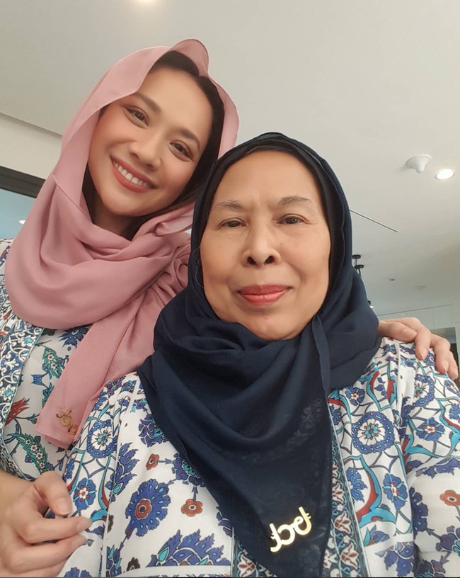 Dalam video yang beredar di media sosial, Dida Sinclair dan BCL tampak berpelukan dan menangis usai momen akad nikah. Dia mendukung keputusan BCL menikah lagi, empat tahun setelah kepergian Ashraf. Foto: dok. Instagram @dida_sinclair