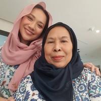 Dalam video yang beredar di media sosial, Dida Sinclair dan BCL tampak berpelukan dan menangis usai momen akad nikah. Dia mendukung keputusan BCL menikah lagi, empat tahun setelah kepergian Ashraf. Foto: dok. Instagram @dida_sinclair