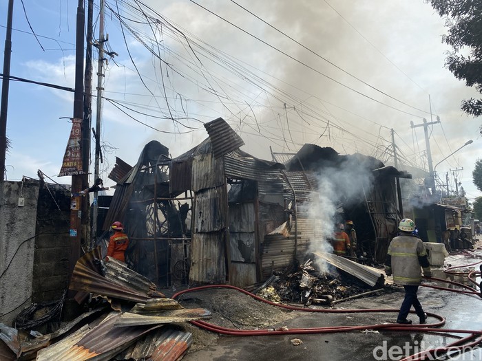 Diduga Korsleting Listrik, Lapak Besi Tua di Depok Kebakaran, 5 Desember 2023. (Devi Puspitasari/detikcom)
