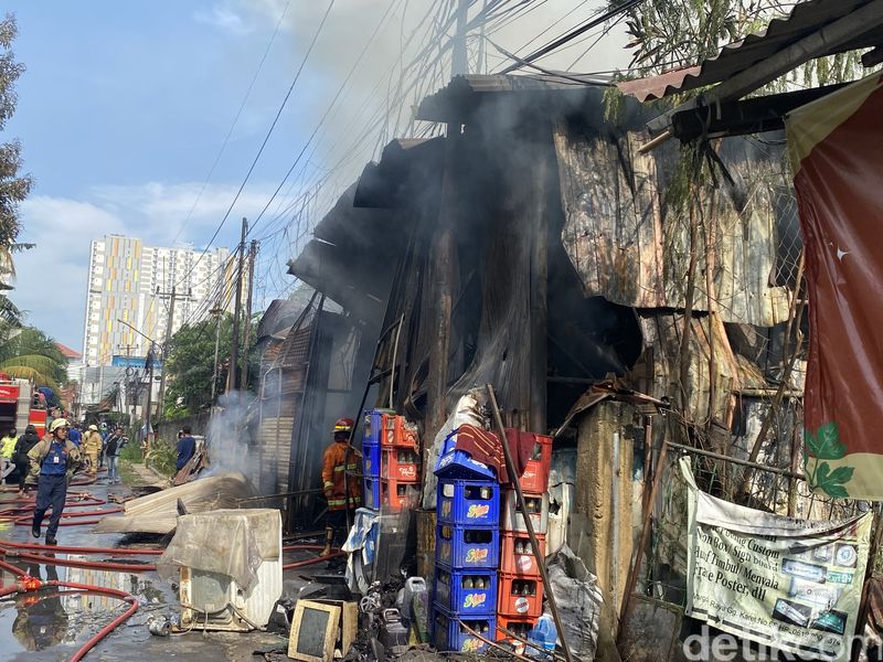 Diduga Korsleting Listrik, Lapak Besi Tua di Depok Kebakaran, 5 Desember 2023. (Devi Puspitasari/detikcom)