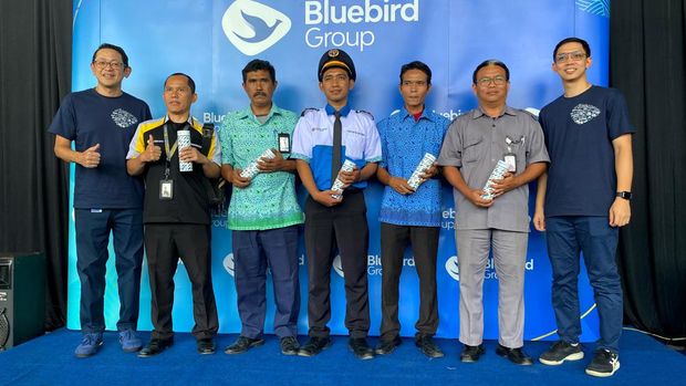 Dirut Bluebird Adrianto Djokosoetono memberikan tumbler kepada kru Bluebird di Pool Bandung. (Foto: Wisma Putra/detikJabar)