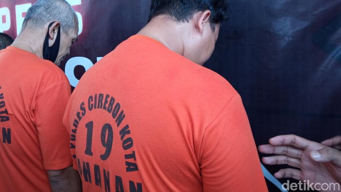 DS (kanan), pelaku kasus peredaran narkoba ditangkap polisi.