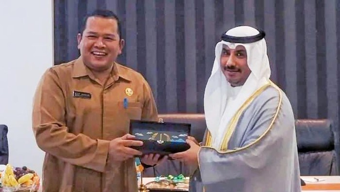 Duta Besar Kuwait untuk Indonesia Abdullah Yateem Al Fadhil, saat menerima cinderamata dari Sekda Karawang