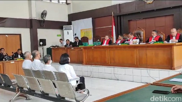 Eksepsi lima terdakwa dugaan korupsi akuisisi PT Bukit Asam ditolak majelis hakim