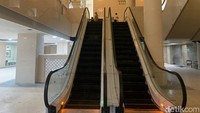 Eskalator Masjid Agung Medan. Fasilitas ini dibuat untuk memudahkan masyarakat atau para jemaah. (Kartika Sari/detikSumut)