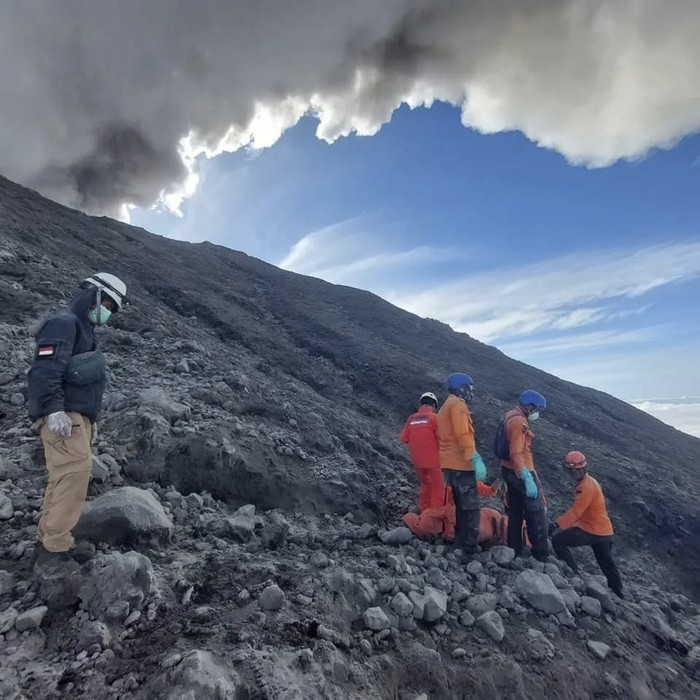 In this undated photo released Dec. 5, 2023, by the Indonesian National Search and Rescue Agency (BASARNAS), rescuers evacuate the body of a climber killed in Mount Marapis eruption in Agam, West Sumatra, Indonesia. Rescuers searching the hazardous slopes of Indonesias Marapi volcano found more bodies among the climbers caught by a surprise eruption two days ago. (BASARNAS via AP)