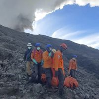 Foto-foto Evakuasi Jenazah Pendaki Di Gunung Marapi