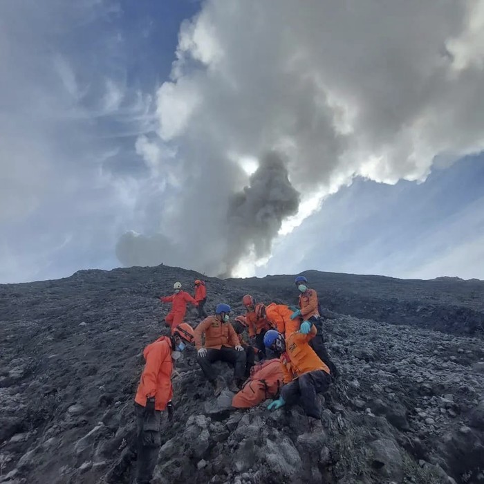 Foto-foto Evakuasi Jenazah Pendaki di Gunung Marapi In this undated photo released Dec. 5, 2023, by the Indonesian National Search and Rescue Agency (BASARNAS), rescuers evacuate the body of a climber killed in Mount Marapi's eruption in Agam, West Sumatra, Indonesia. Rescuers searching the hazardous slopes of Indonesia's Marapi volcano found more bodies among the climbers caught by a surprise eruption two days ago. (BASARNAS via AP)
