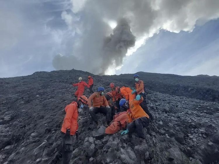 Foto-foto Evakuasi Jenazah Pendaki di Gunung Marapi