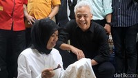 Ganjar melihat seorang difabel membatik.  