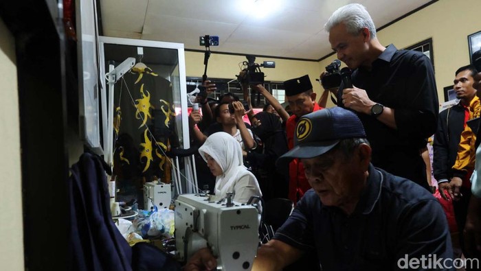 Ganjar Sapa Kelompok Disabilitas di Balikpapan Calon presiden nomor urut 3 Ganjar Pranowo berkamoanye di Balikpapan. Ia bertemu kelompok disabilitas di Loka Bina Karya Balikpapan, Kalimantan Timur.